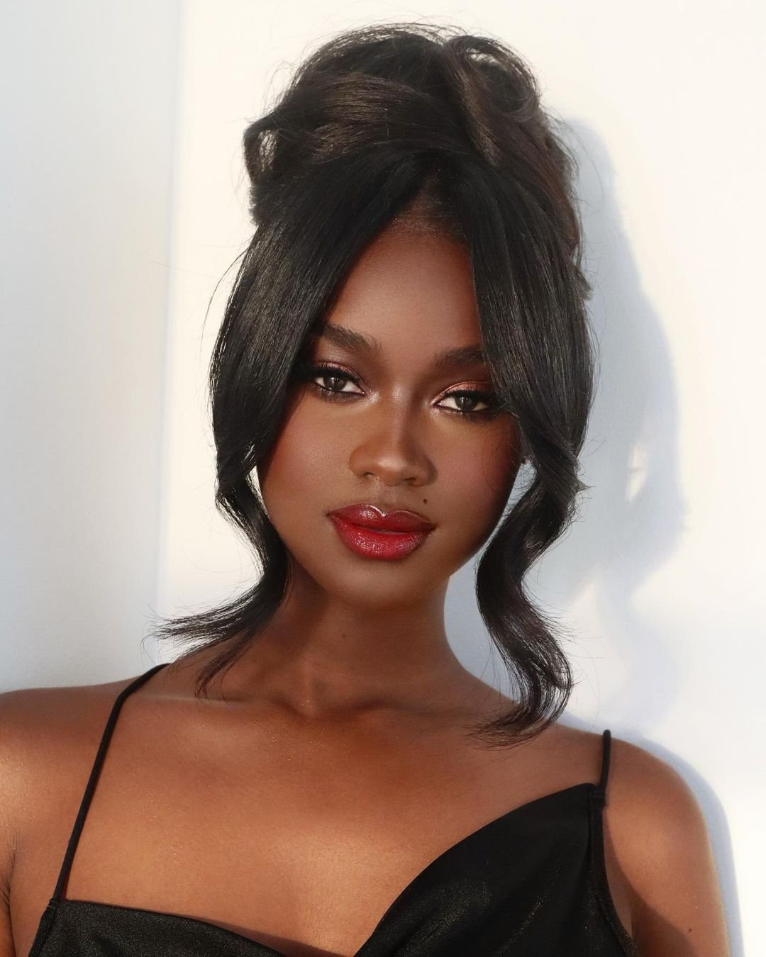 Guia Completo: Harmonizando Maquiagem e Acessórios com Vestido Preto