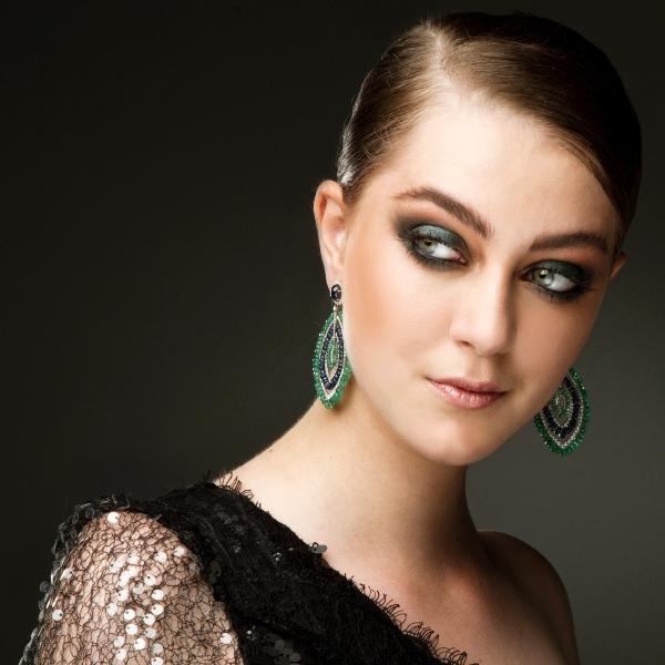 Guia Completo: Harmonizando Maquiagem e Acessórios com Vestido Preto