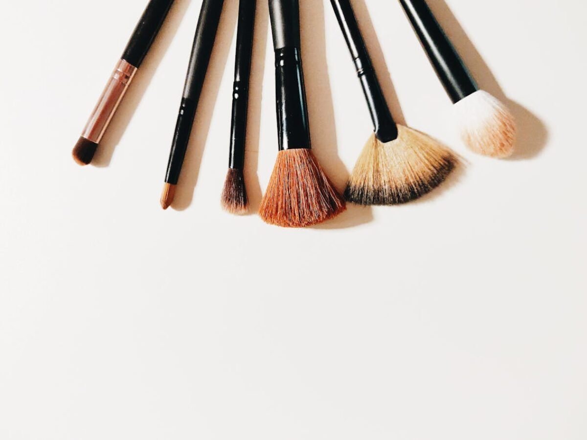 Acessórios que complementam um vestido verde: bolsa e sapatos