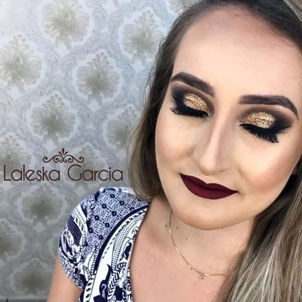 Acessórios que complementam um vestido verde: bolsa e sapatos