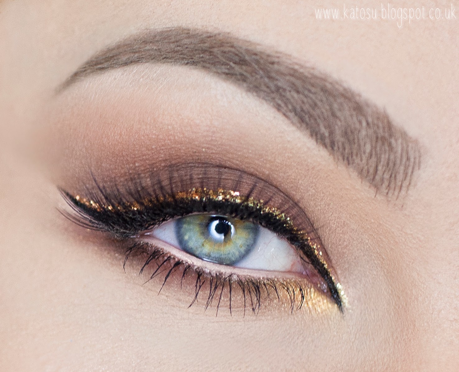 Acessórios que complementam um vestido verde: bolsa e sapatos