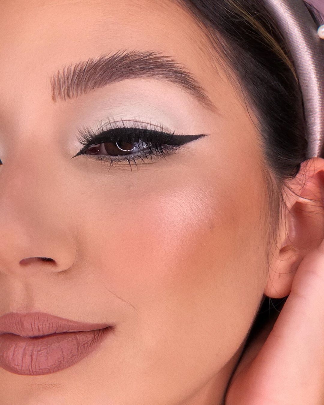 Cores de Batom que Realçam seu Look Branco: Guia de Combinações