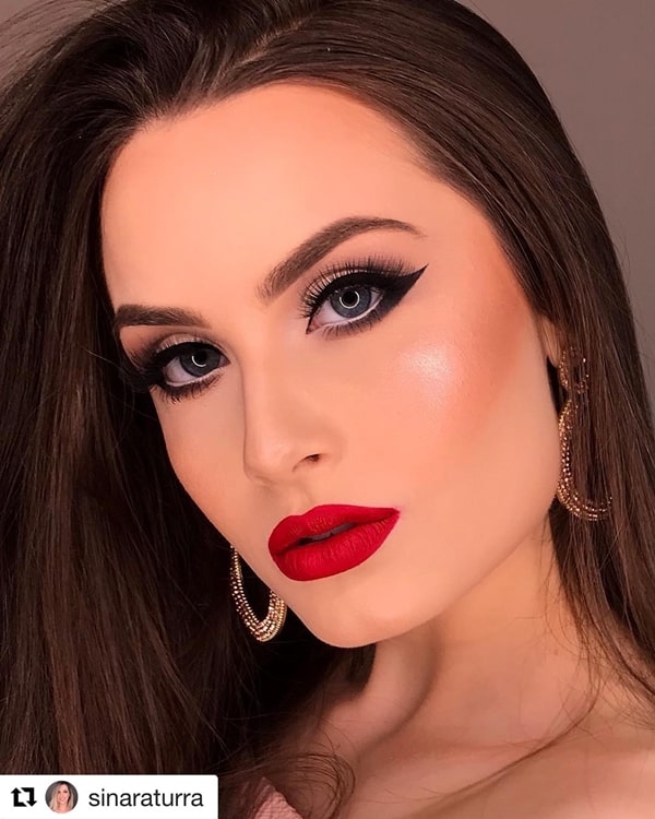 A Arte de Combinar Blush com Batom Vermelho