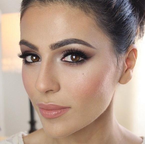 Olhos em Destaque: Tendências de Sombras Cintilantes e Esfumados para Eventos Noturnos