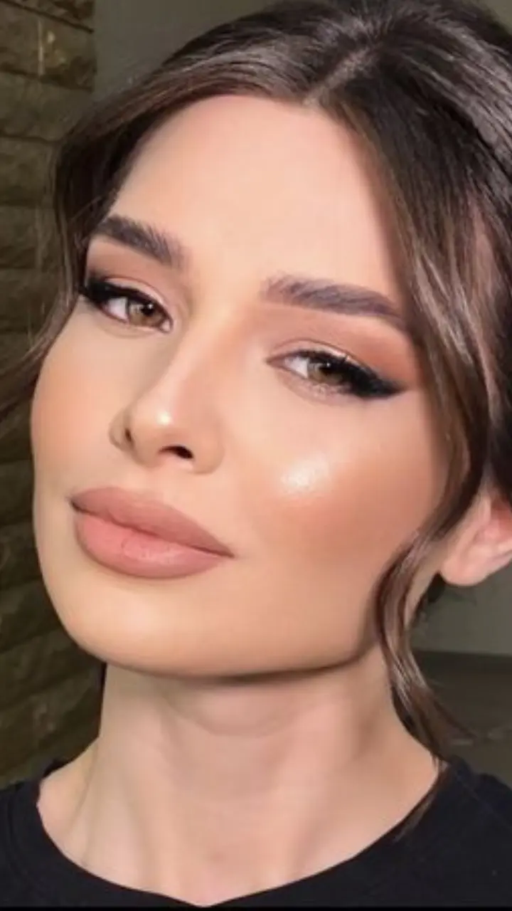 Olhos em Destaque: Tendências de Sombras Cintilantes e Esfumados para Eventos Noturnos