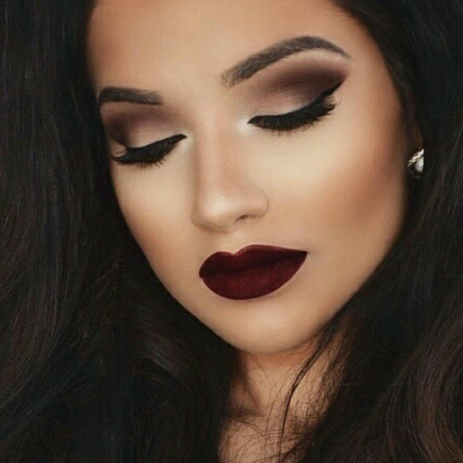 Olhos em Destaque: Tendências de Sombras Cintilantes e Esfumados para Eventos Noturnos