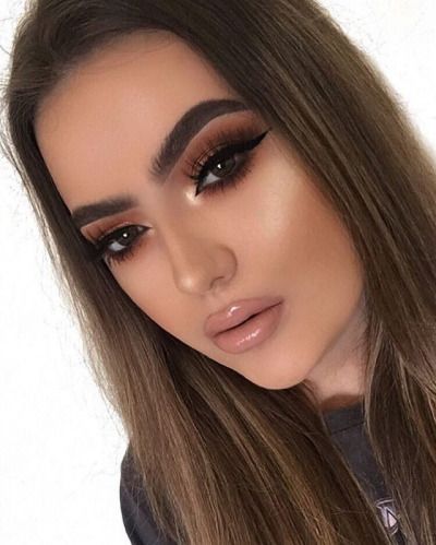 Pele Impecável e Sobrancelhas Arqueadas: A Base da Maquiagem Tumblr