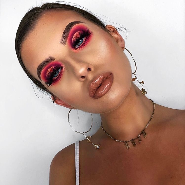 Pele Impecável e Sobrancelhas Arqueadas: A Base da Maquiagem Tumblr