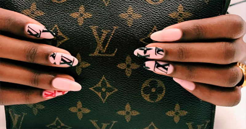 Marca D'água no Celular: iPhone vs. Samsung para Fotos de Manicure