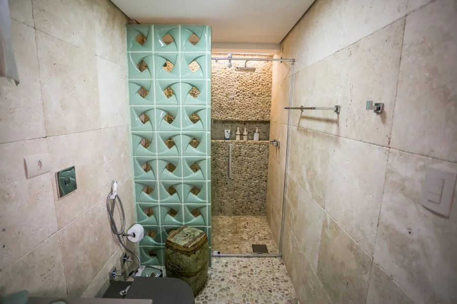 marmore travertino no banheiro rustico 2