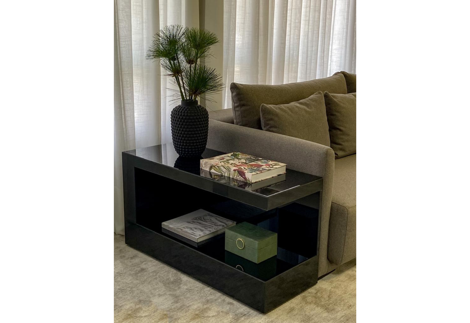Como escolher a mesa lateral em C ideal para seu sofá