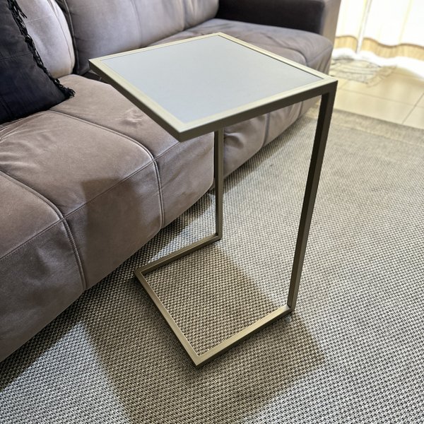 mesa lateral em c para sofa