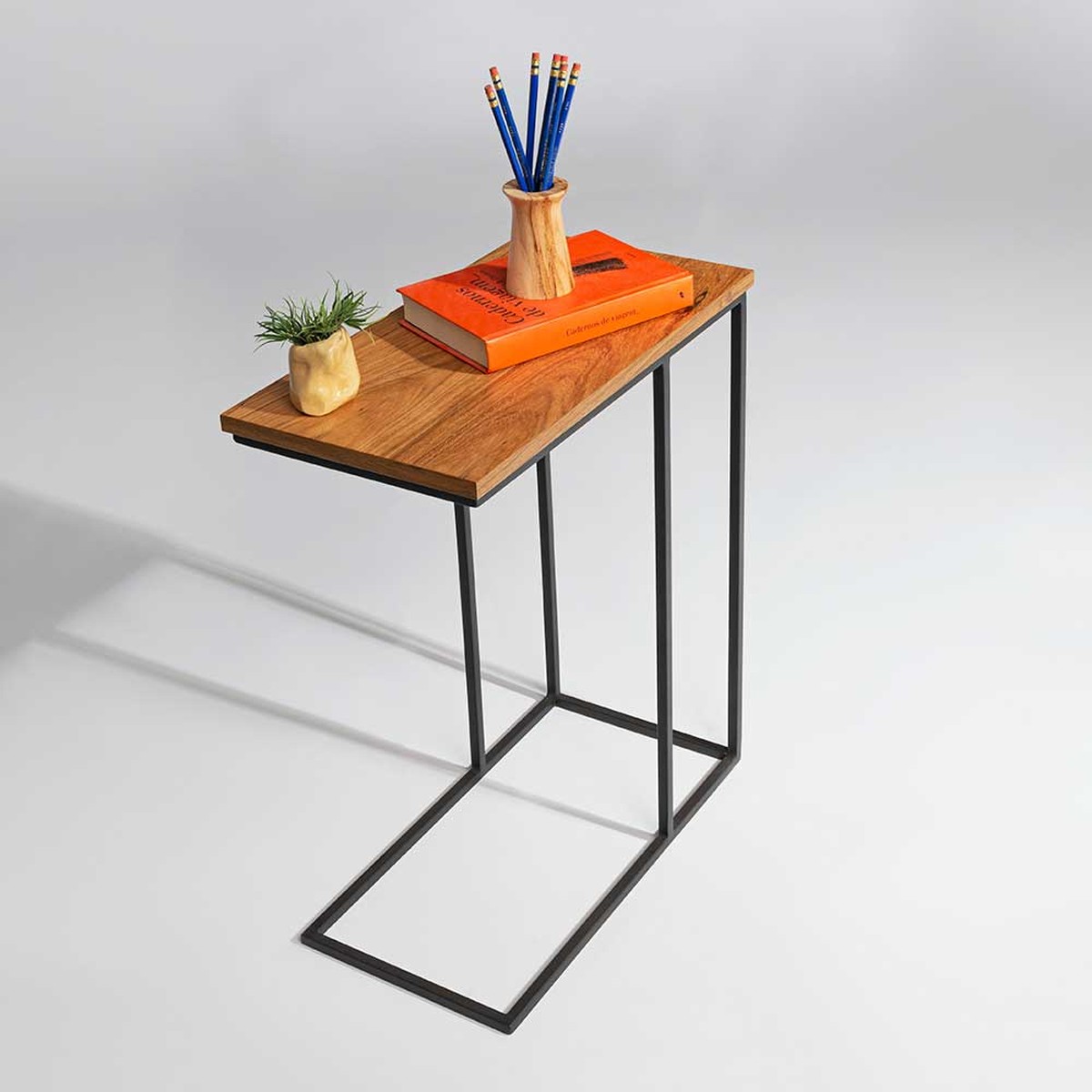 Como escolher a mesa lateral em C ideal para seu sofá