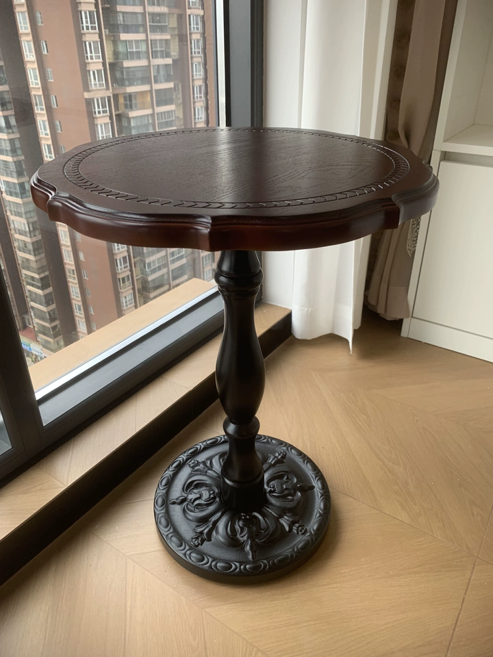 Mesas laterais redondas vs. quadradas: qual a melhor para espaços pequenos?