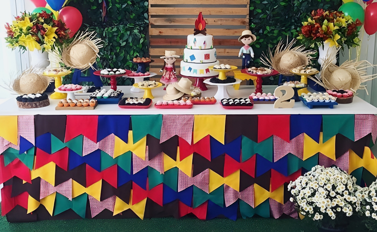 decoração de festa com mesas cilindro