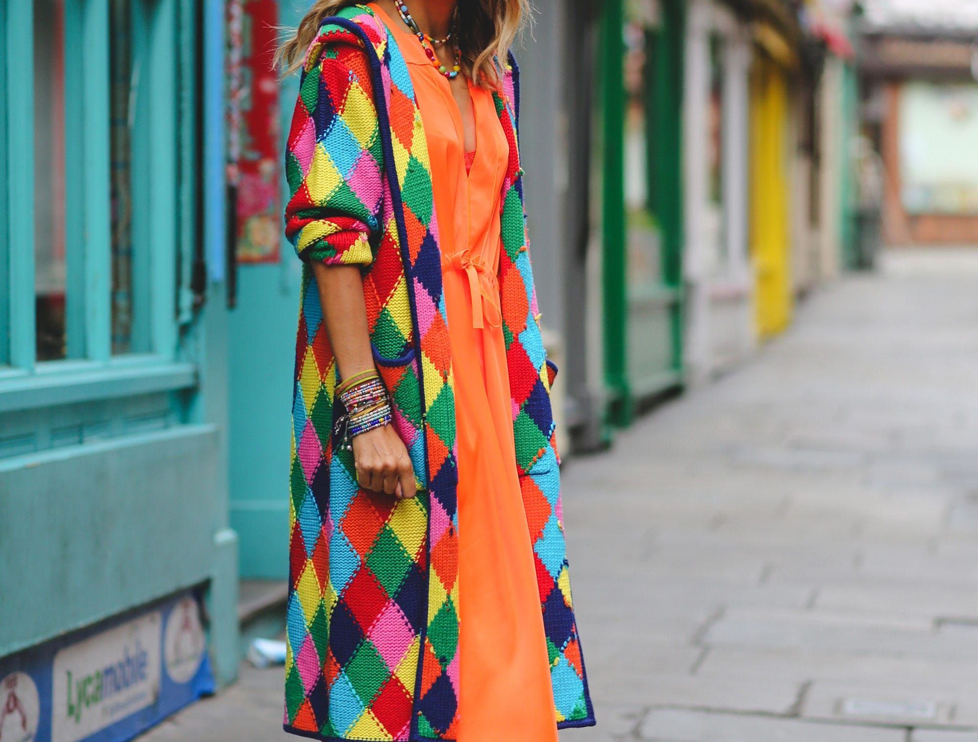 como evitar erros ao usar cores vibrantes na moda dopamina