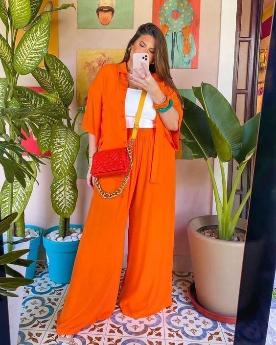 Acessórios Retrô: O Retorno dos Broches e Lenços