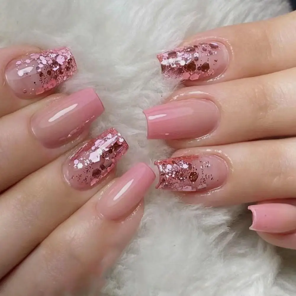 Francesinha Rosa com Glitter: O Toque Moderno para Suas Mãos