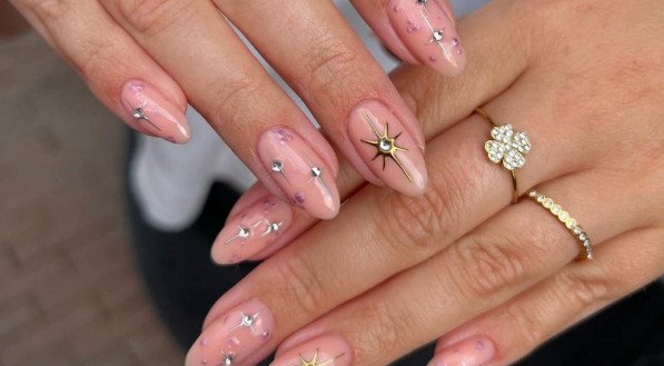 Unhas Rose Gold Encapsuladas: Durabilidade e Brilho em Gel