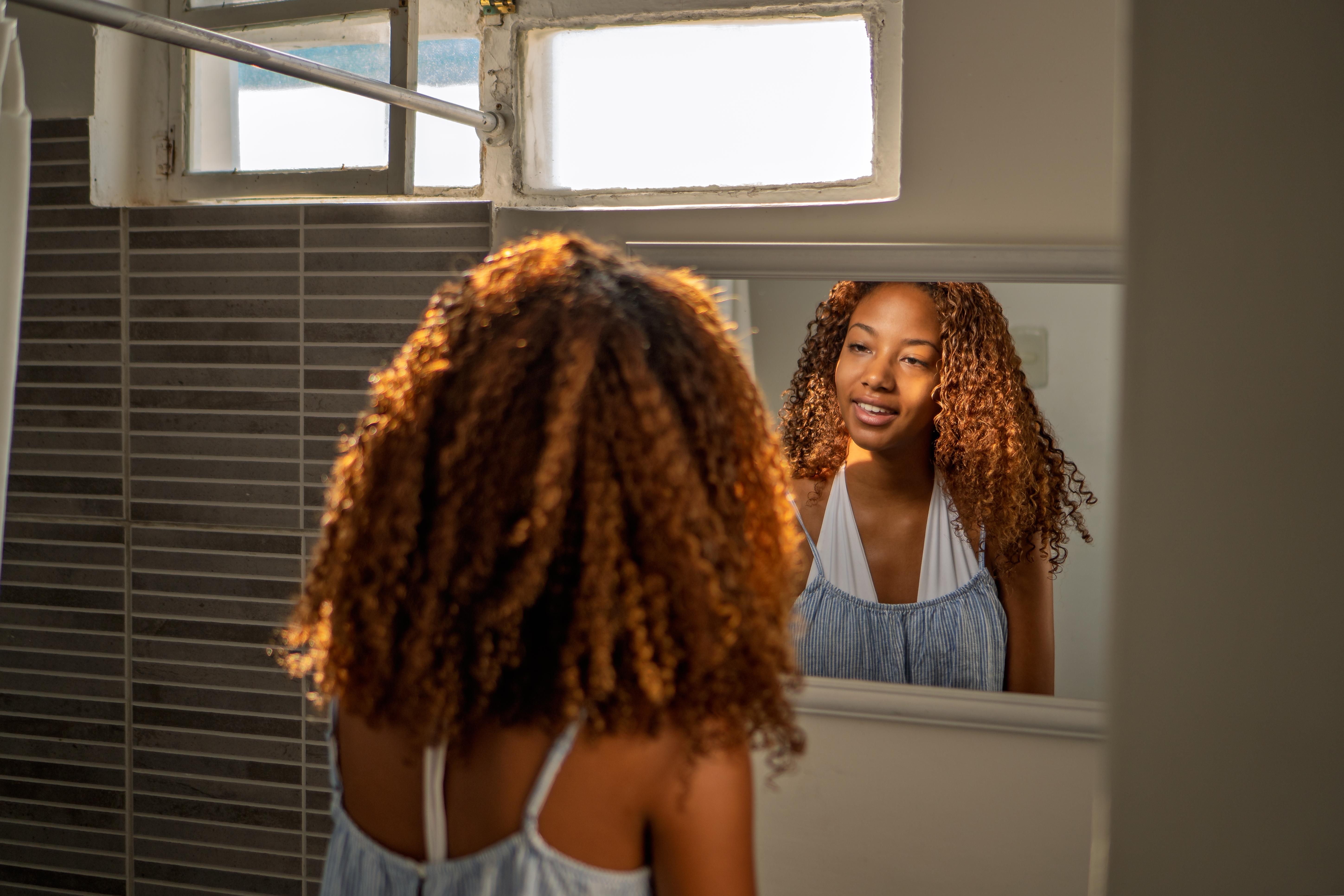 morena iluminada ou luzes cabelo cacheado