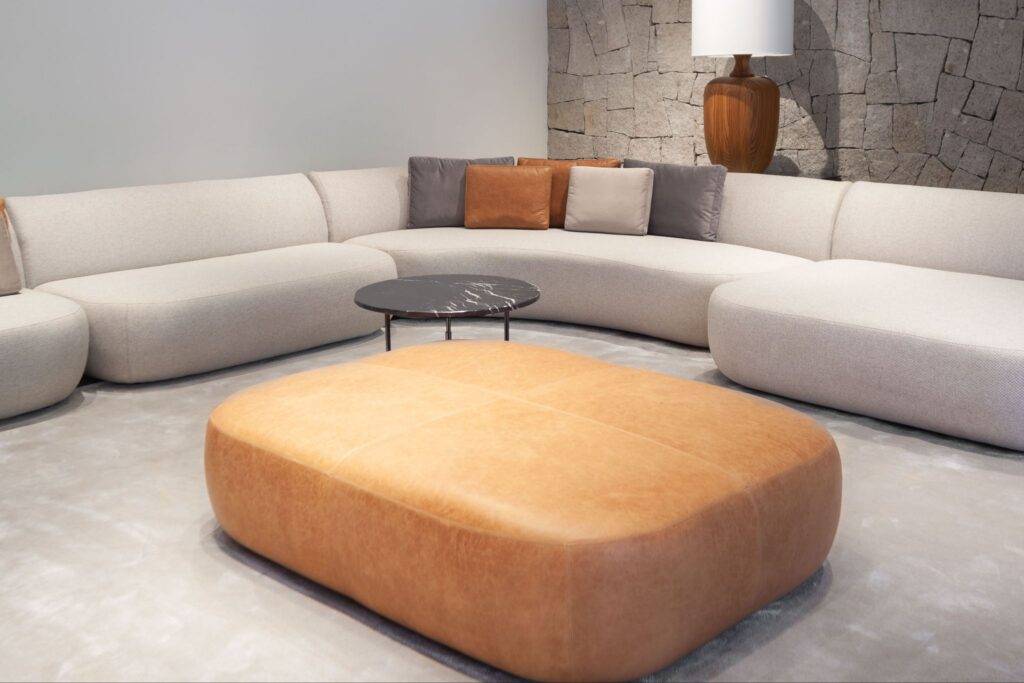 elegância conforto móveis curvos