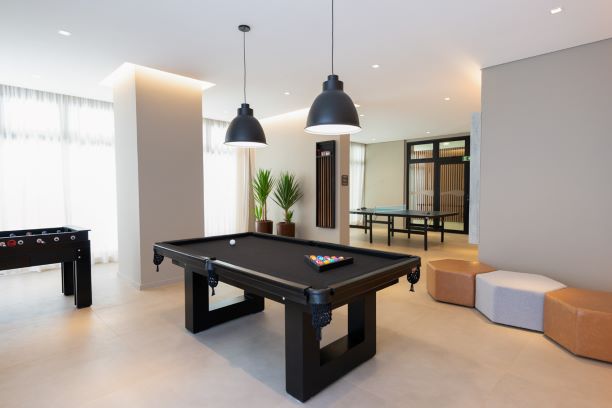 itens essenciais para sala de jogos