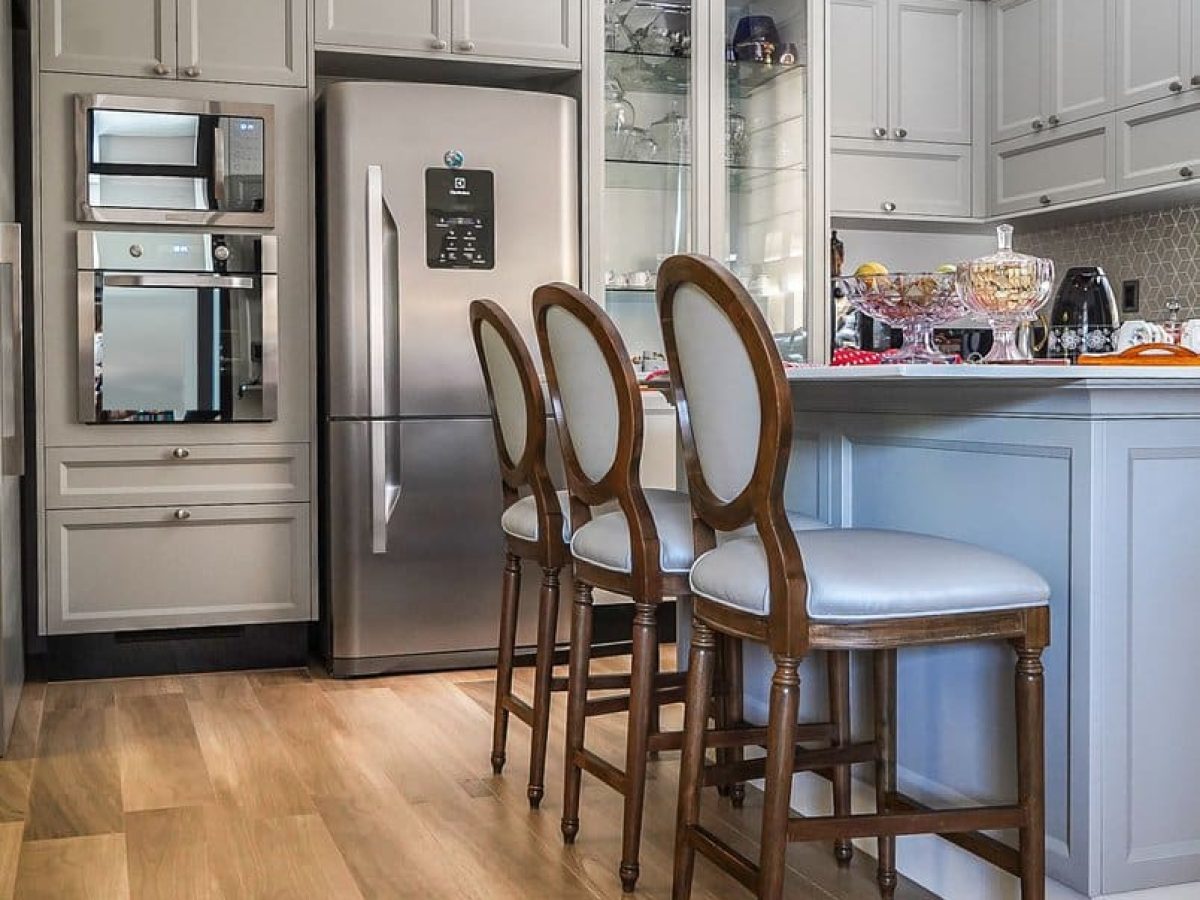 ambientes com móveis antigos franceses