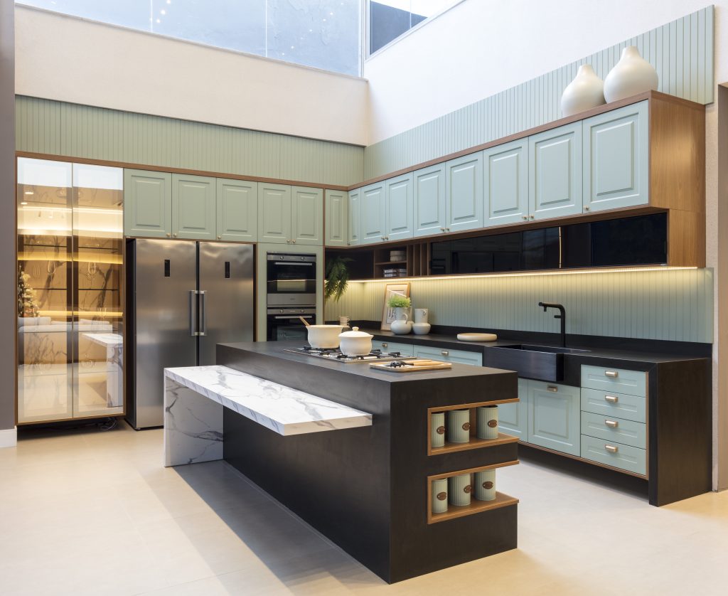 peças de mobiliário com acabamento envelhecido