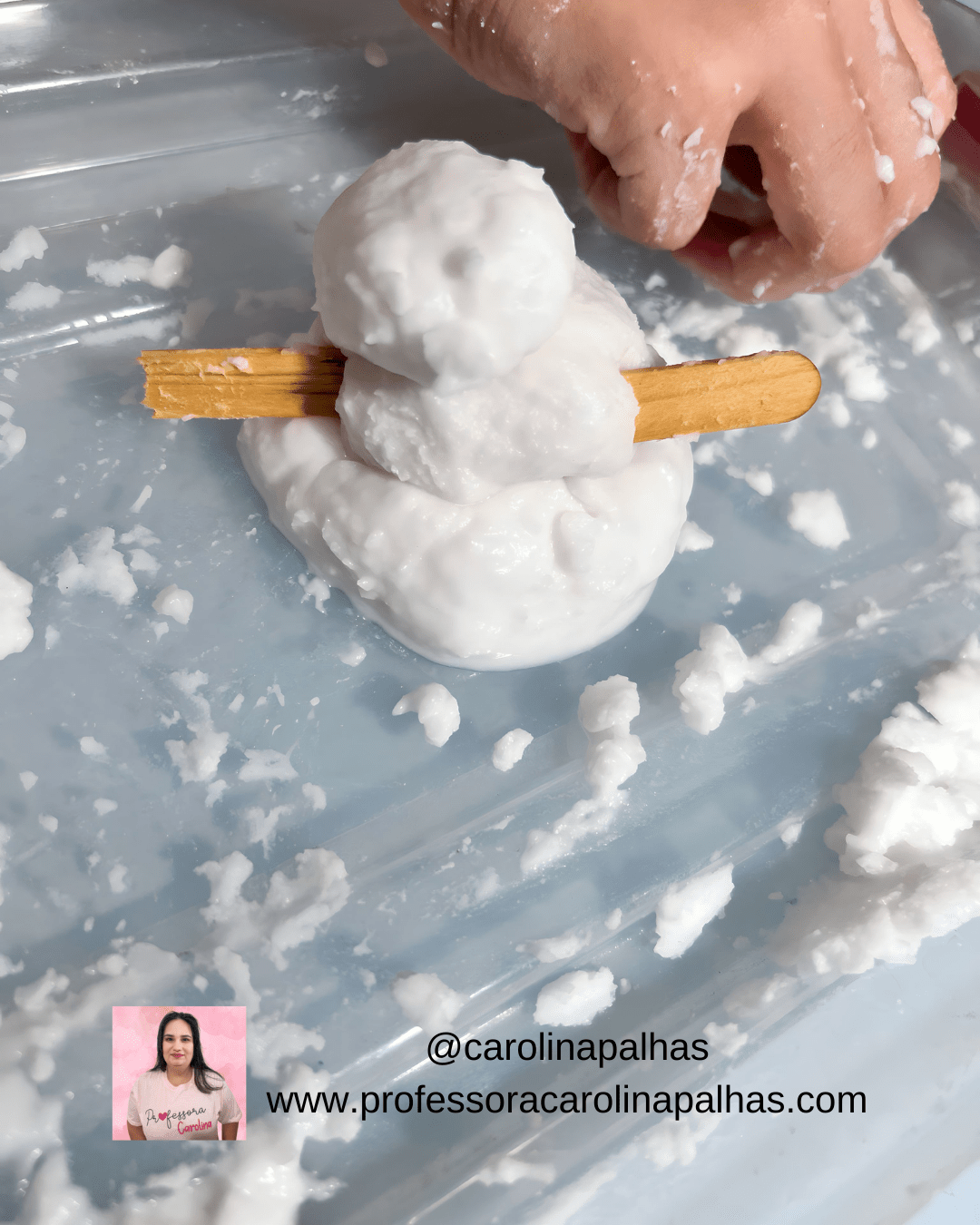 Brincadeiras divertidas com neve artificial caseira para crianças