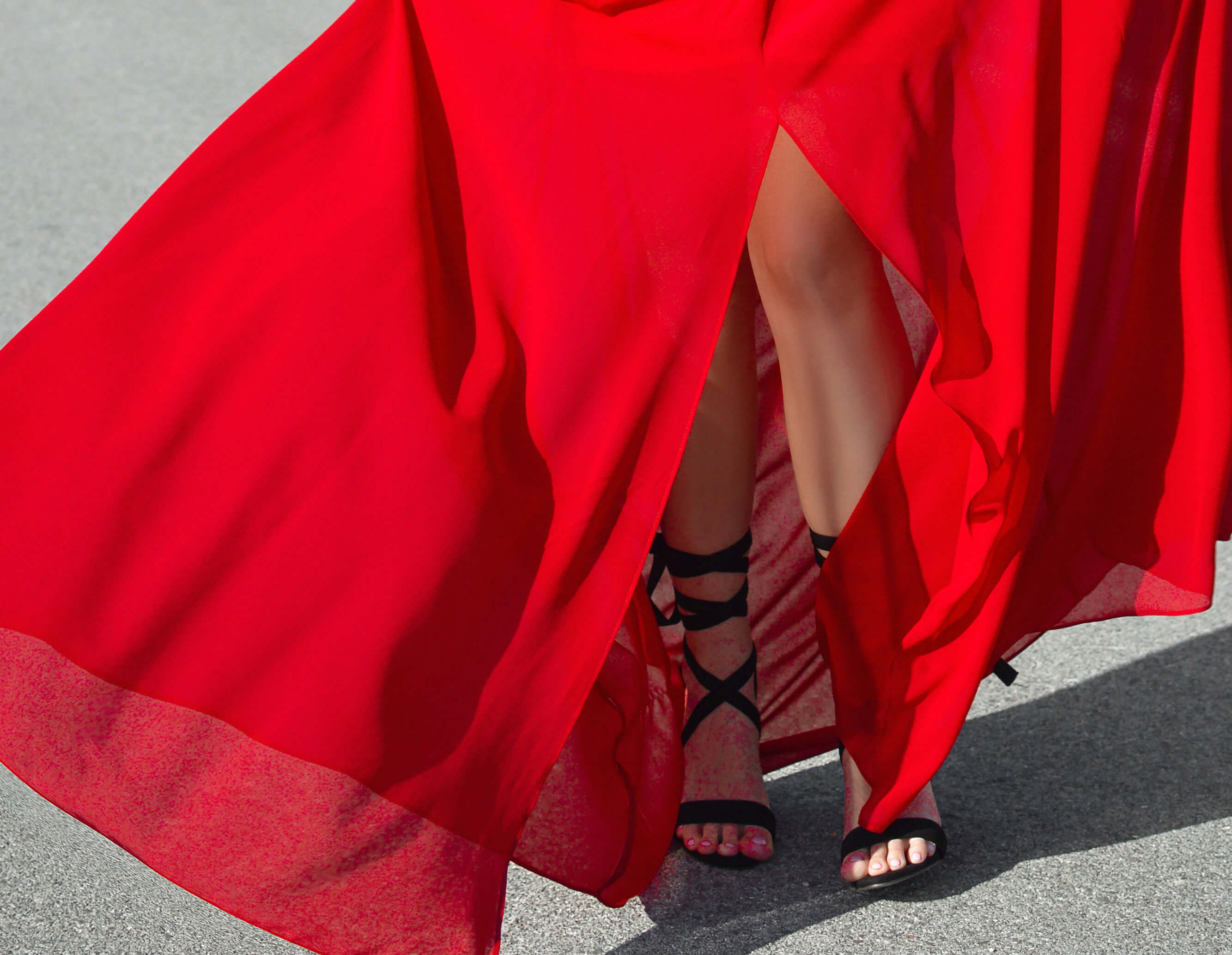 Combinações de bolsas elegantes para vestidos vermelhos