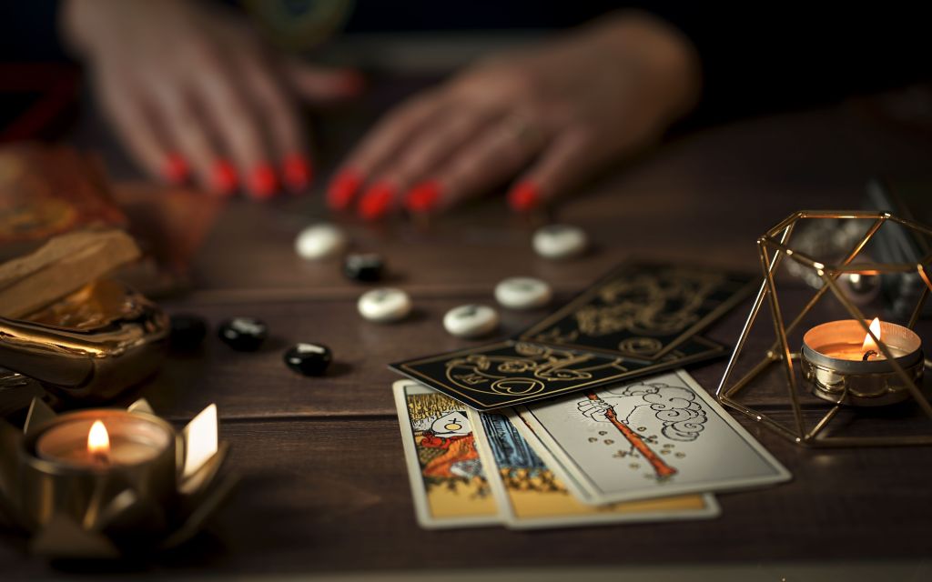 Tarot Terapêutico: Como as Cartas Podem Guiar Seu Autoconhecimento