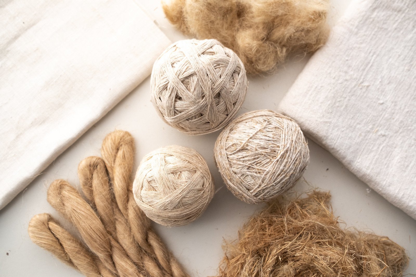 Linho vs. Algodão: Qual o Melhor Tecido para Você?