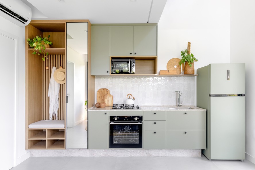 5 ideias de títulos:
1. Transforme sua Cozinha: Dicas Essenciais de Organização com Tramontina
2. Cozinha Funcional: O Guia Definitivo de Armazenamento e Otimização
3. Maximizando Espaço: Como Organizar sua Bancada e Armários de Cozinha
4. A Revolução da Cuba: Acessórios Inteligentes para Preparo e Limpeza
5. Durabilidade e Estilo: Cuidados Essenciais para seus Utensílios de Cozinha Tramontina