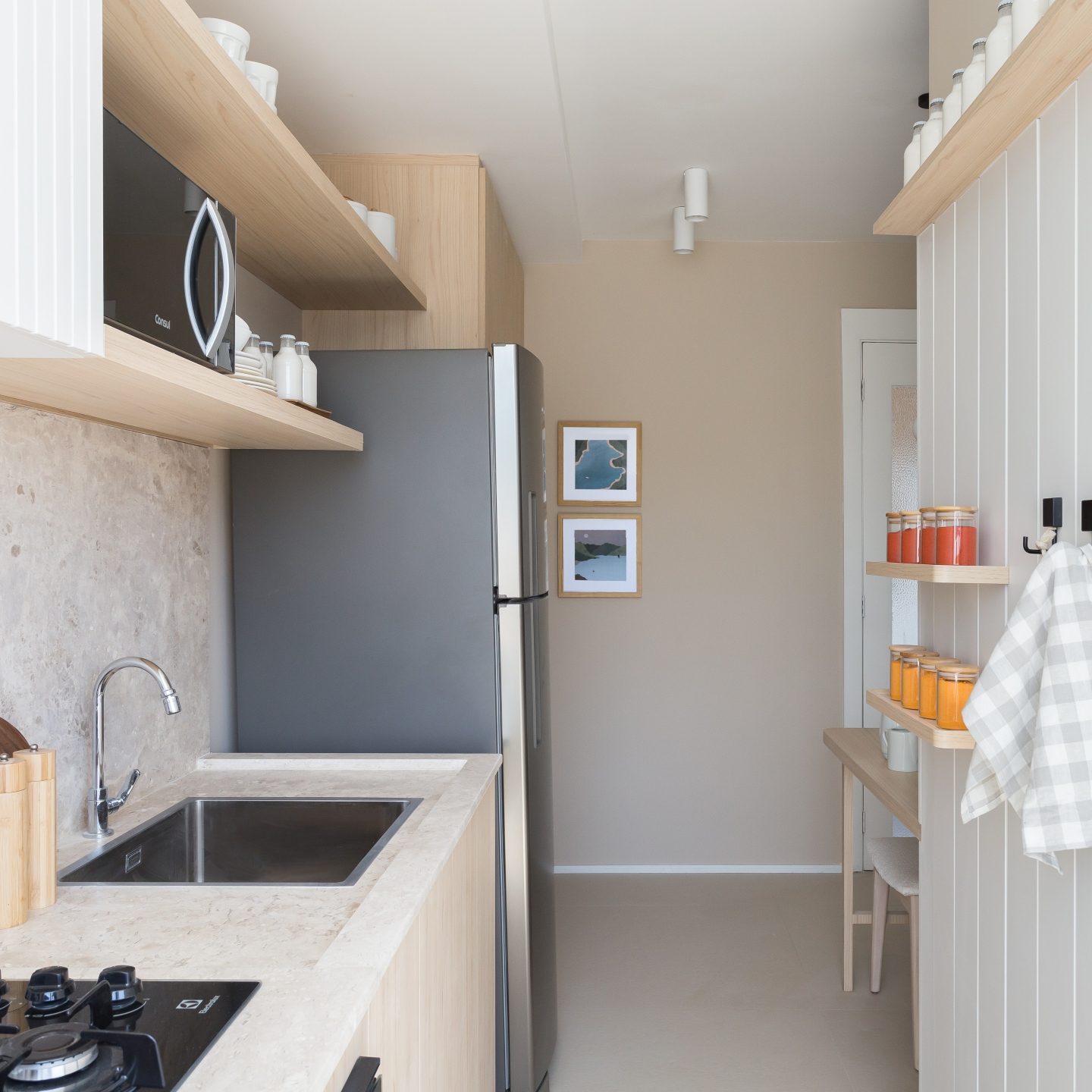 5 ideias de títulos:
1. Transforme sua Cozinha: Dicas Essenciais de Organização com Tramontina
2. Cozinha Funcional: O Guia Definitivo de Armazenamento e Otimização
3. Maximizando Espaço: Como Organizar sua Bancada e Armários de Cozinha
4. A Revolução da Cuba: Acessórios Inteligentes para Preparo e Limpeza
5. Durabilidade e Estilo: Cuidados Essenciais para seus Utensílios de Cozinha Tramontina