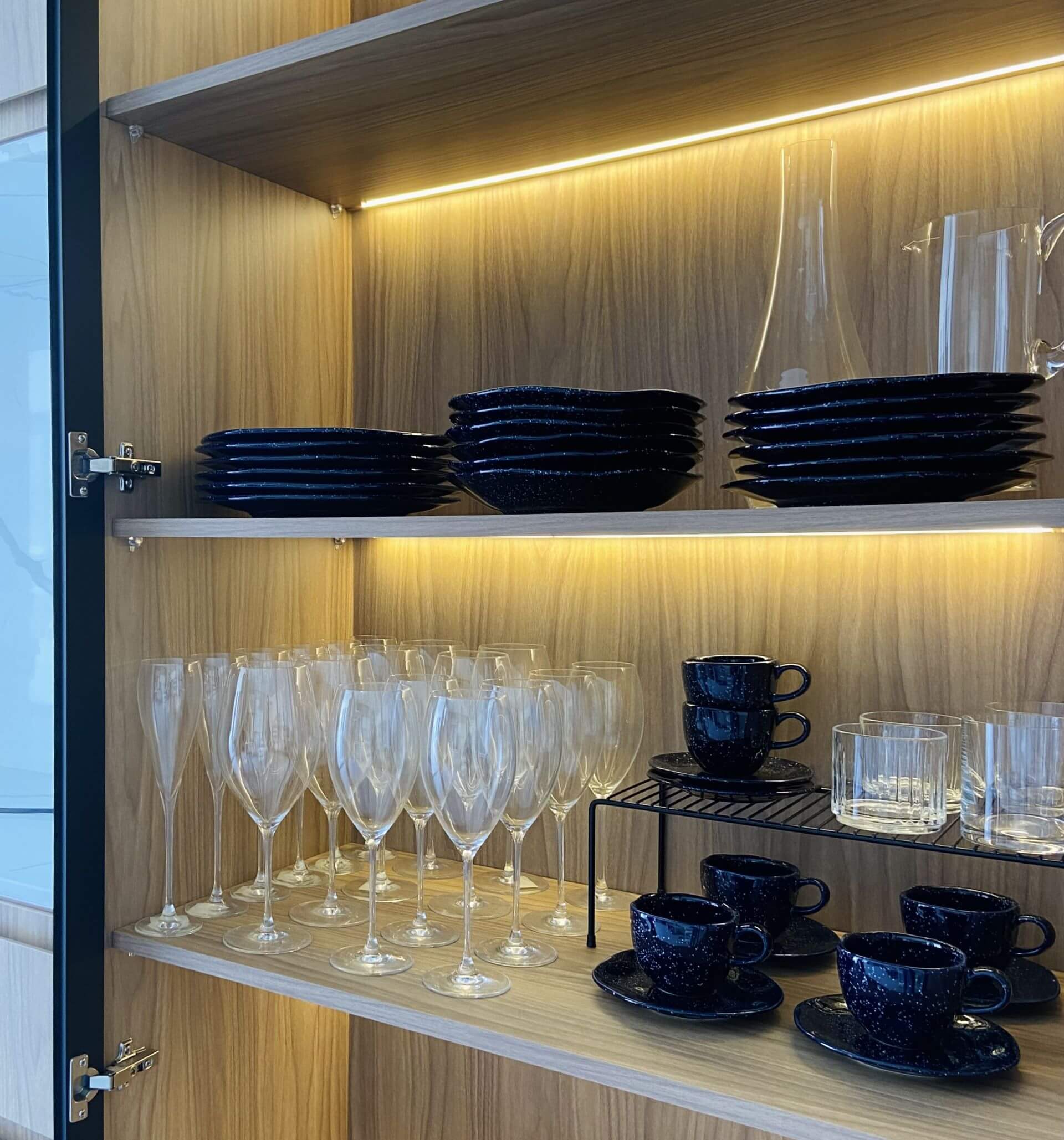 5 Soluções Criativas para Organizar Xícaras em Armários Pequenos