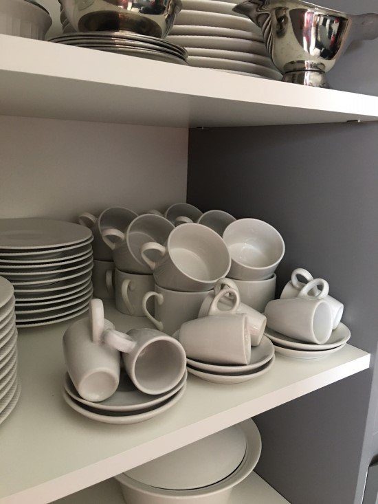 organizar xicaras e pires no armario