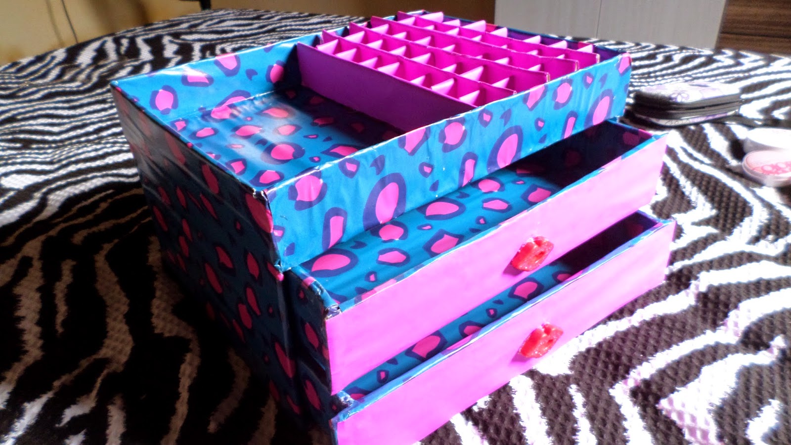 Os Melhores Materiais e Técnicas para Reforçar seu Artesanato de Papelão