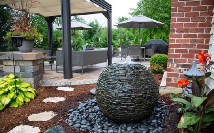 fontes de água com plantas