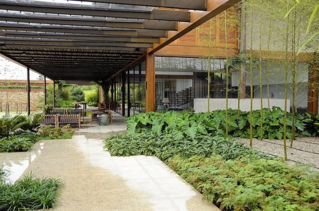 Materiais sustentáveis para o seu jardim moderno