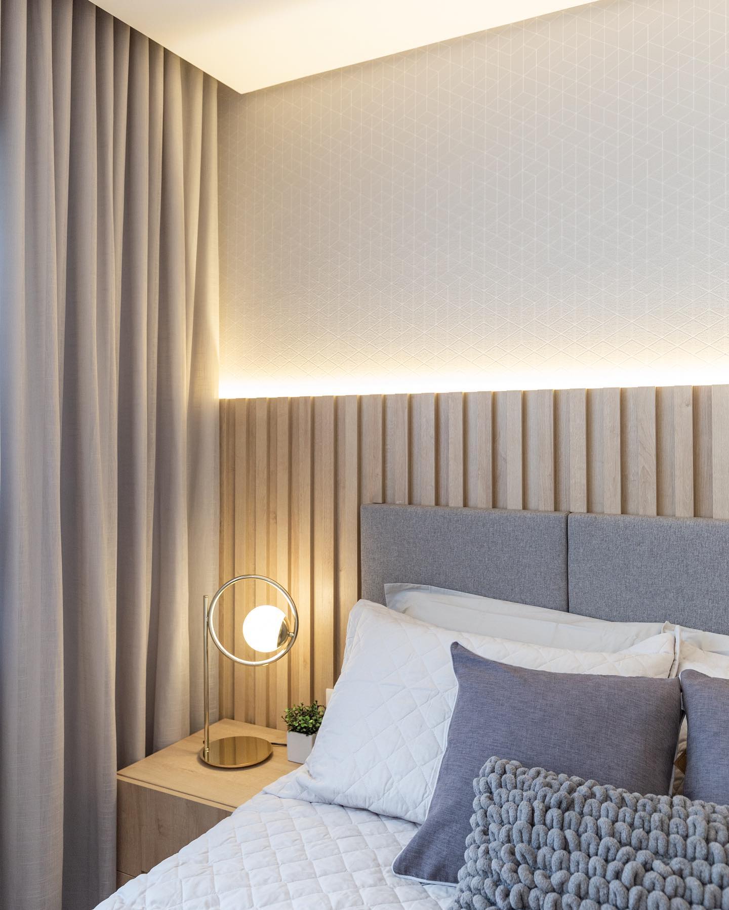 como deixar quarto pequeno maior com papel de parede