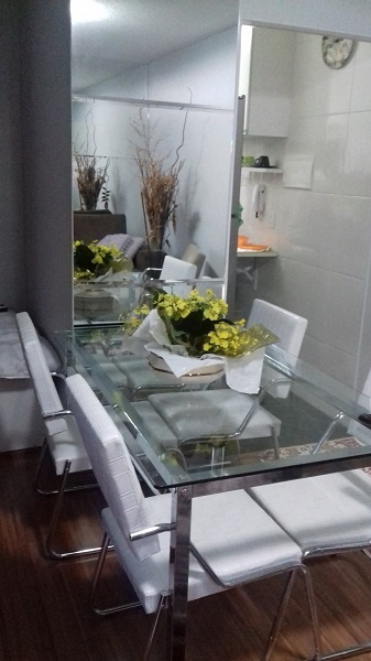 parede de espelho na sala de jantar