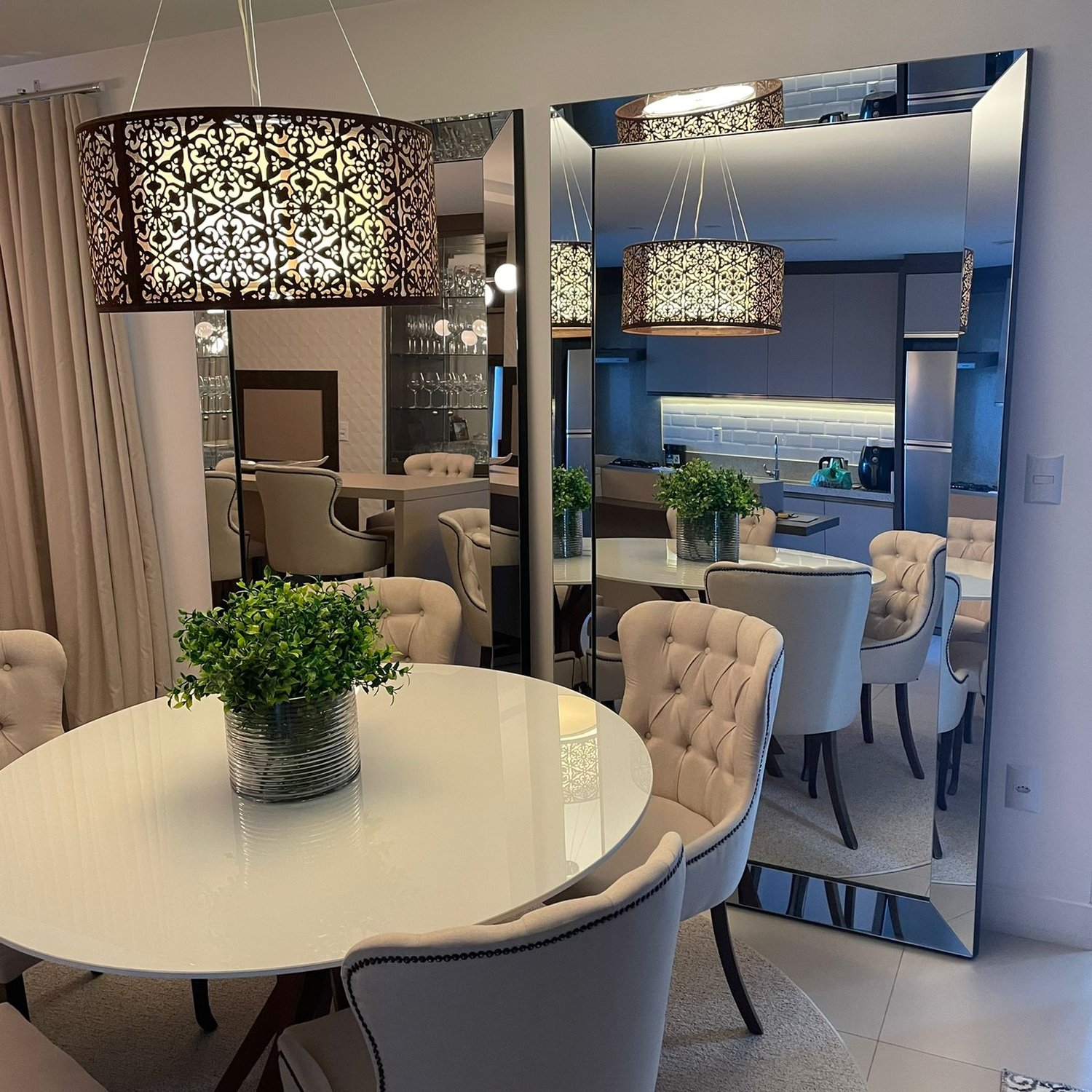 O Poder da Iluminação com Espelhos na Sala de Jantar