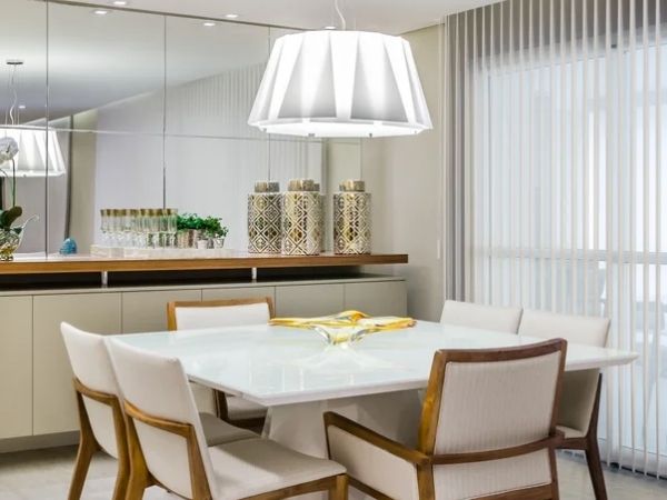 parede de espelho na sala de jantar