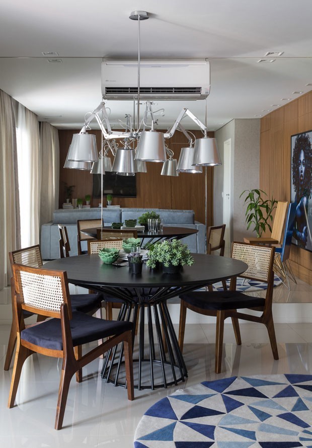 parede de espelho na sala de jantar