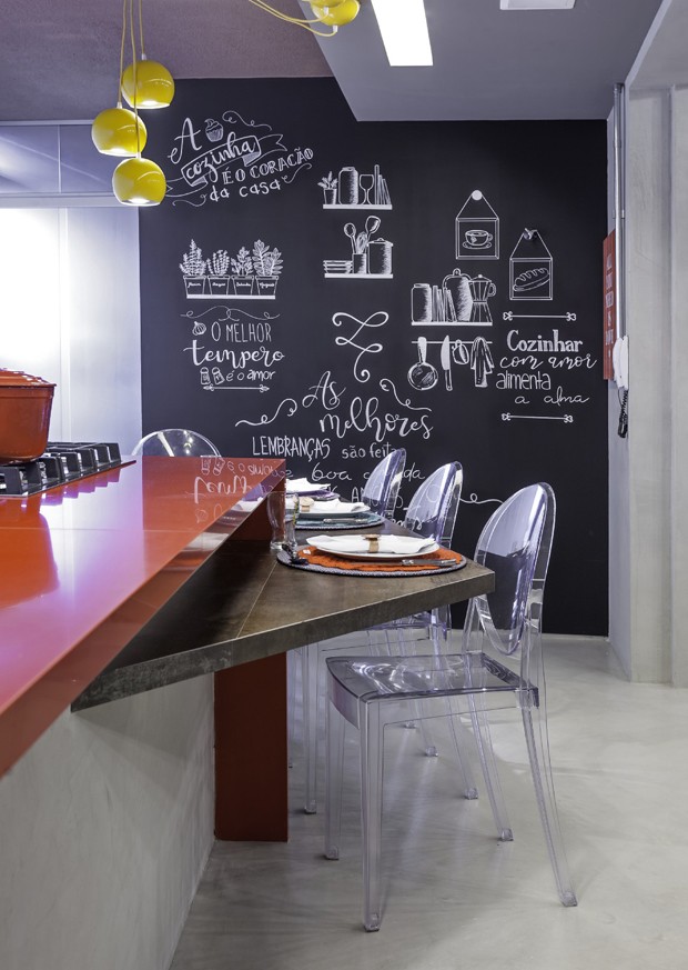 parede de lousa na cozinha