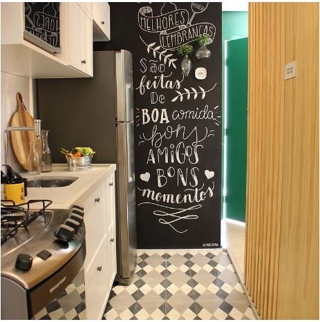 parede de lousa na cozinha