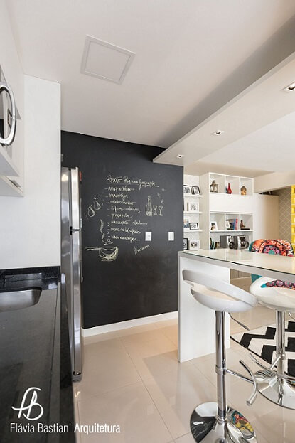 parede de lousa na cozinha