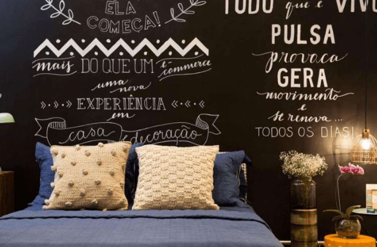 ideias de decoração com parede lousa preta