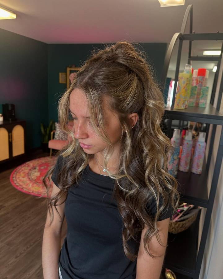 Rabo de cavalo semi-preso: o estilo que afina o rosto