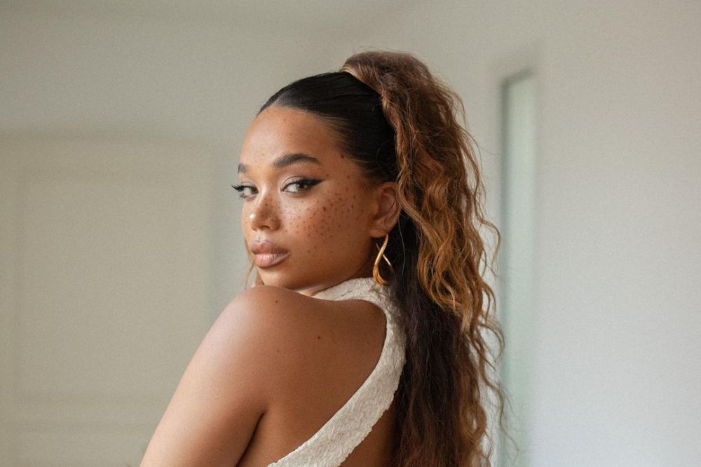 Penteados meio presos para cabelos cacheados